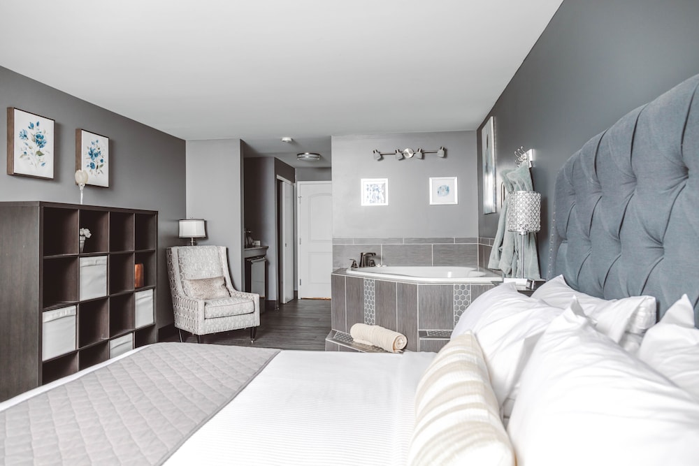 Deluxe Room, 1 King Bed, Jetted Tub