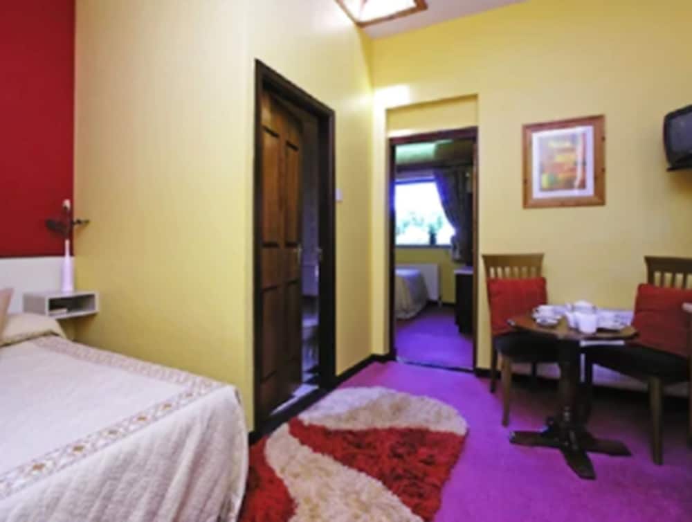 Double or Twin Room - Photo 4