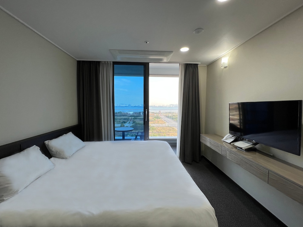 Deluxe King (Park Ocean View) - Photo 2