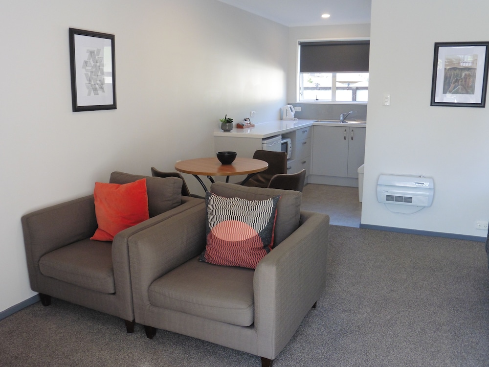 Studio Unit with Kitchenette photo 2