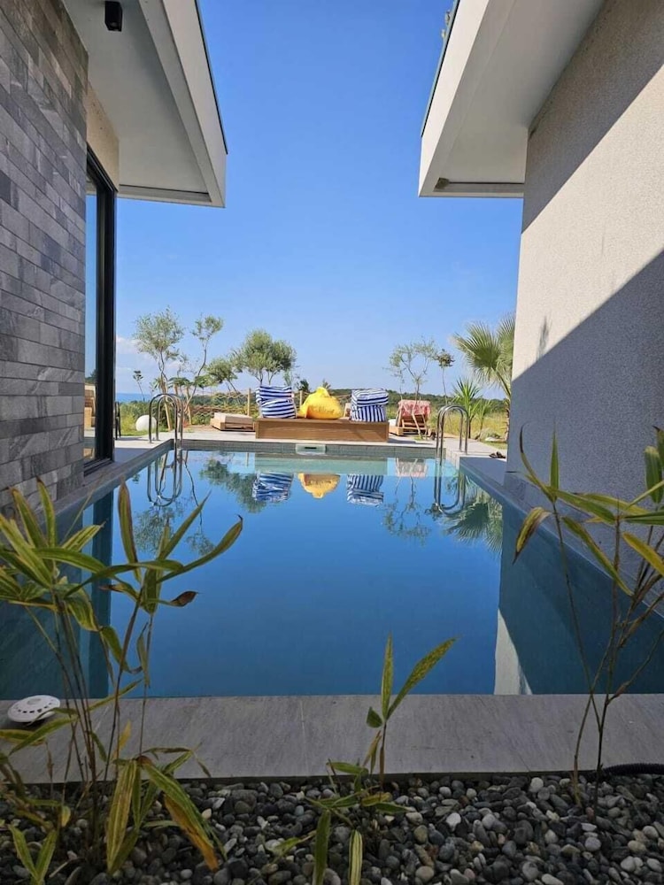 Exclusive Villa, 4 Bedrooms, Sea View, Courtyard Area