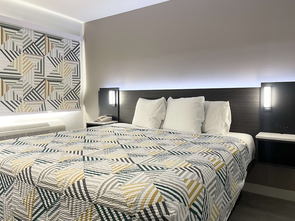 Deluxe Room, 1 King Bed, Accessible, Non Smoking photo 3