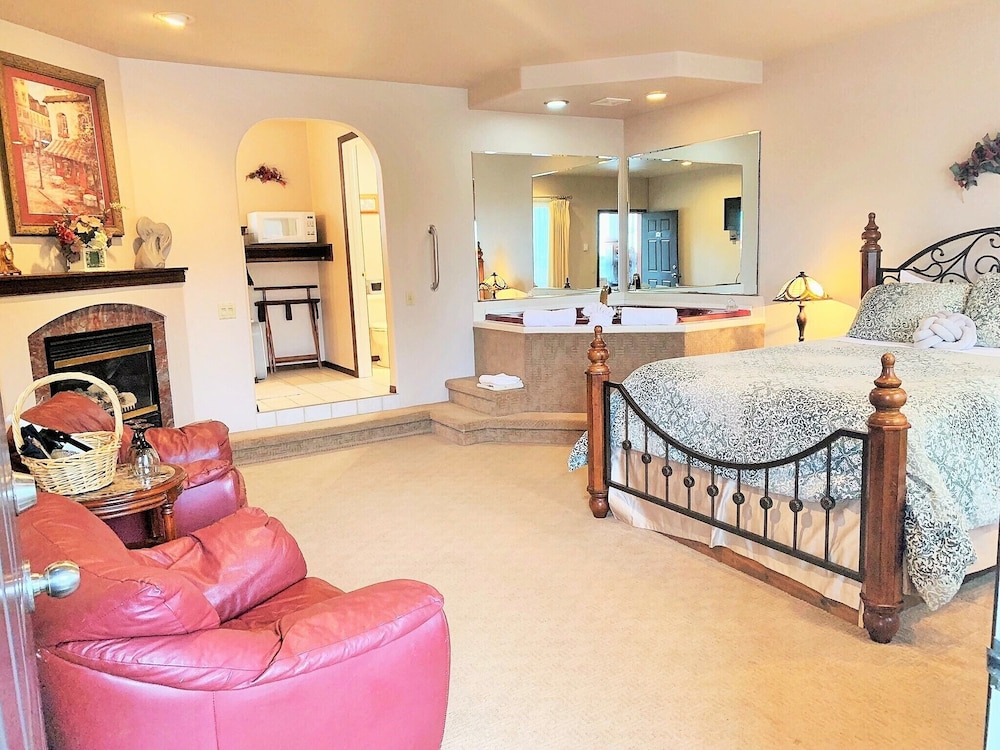 Suite, 1 Queen Bed, Hot Tub (Pet Friendly)