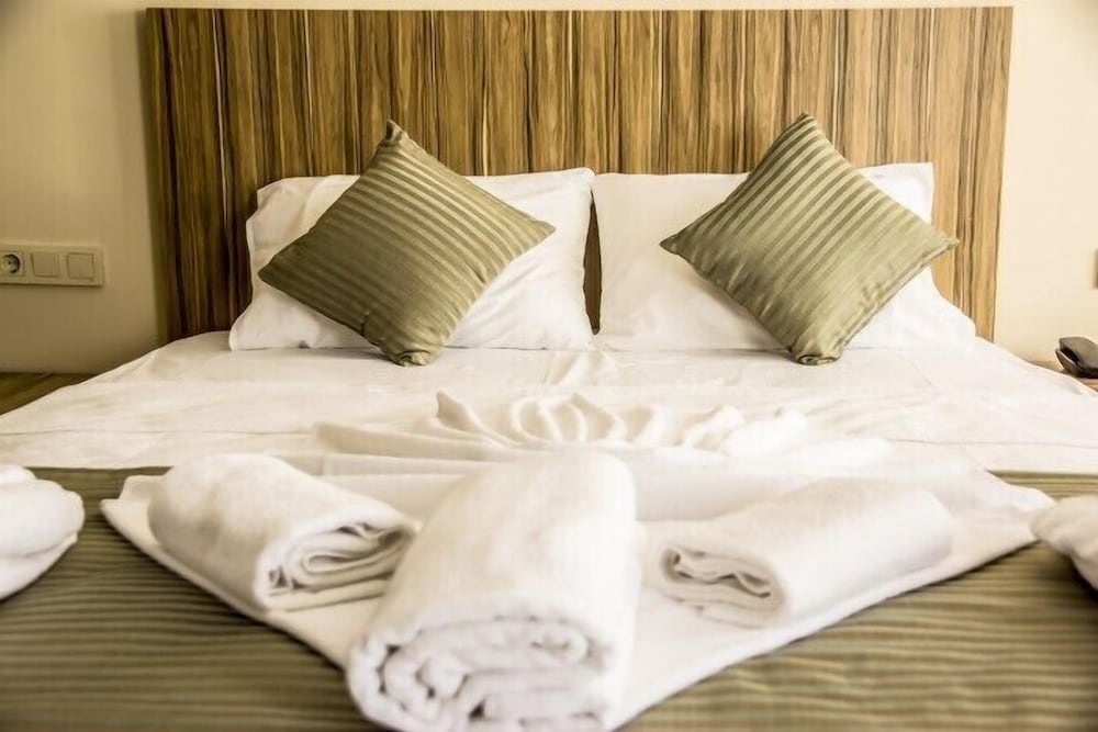 Deluxe Room, 1 Queen Bed, Non Smoking photo 3
