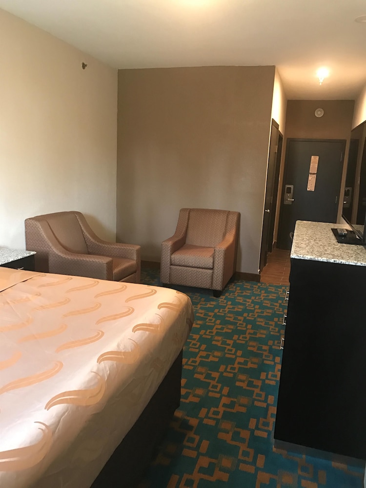 Standard Room, 1 King Bed, Non Smoking, Refrigerator & Microwave photo 3