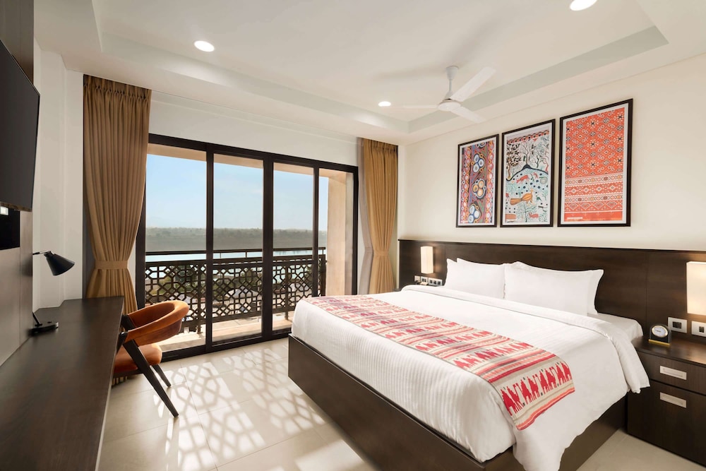 Superior Room, 1 King Bed, Non Smoking - Photo 1