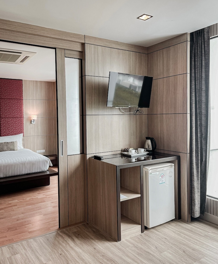 The One Suite - Photo 4