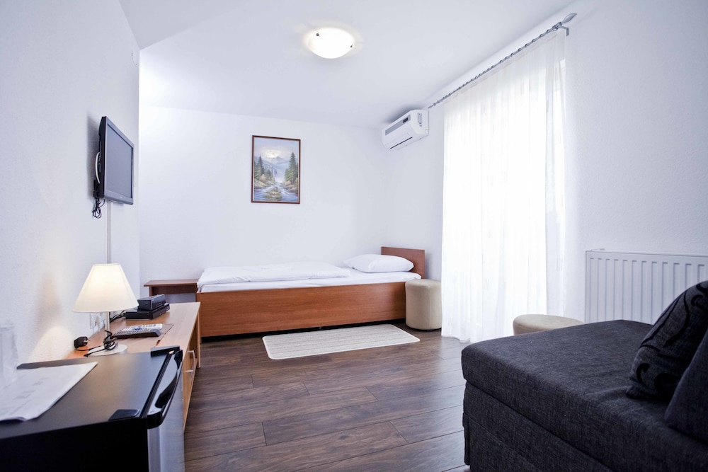 Deluxe Triple Room photo 2