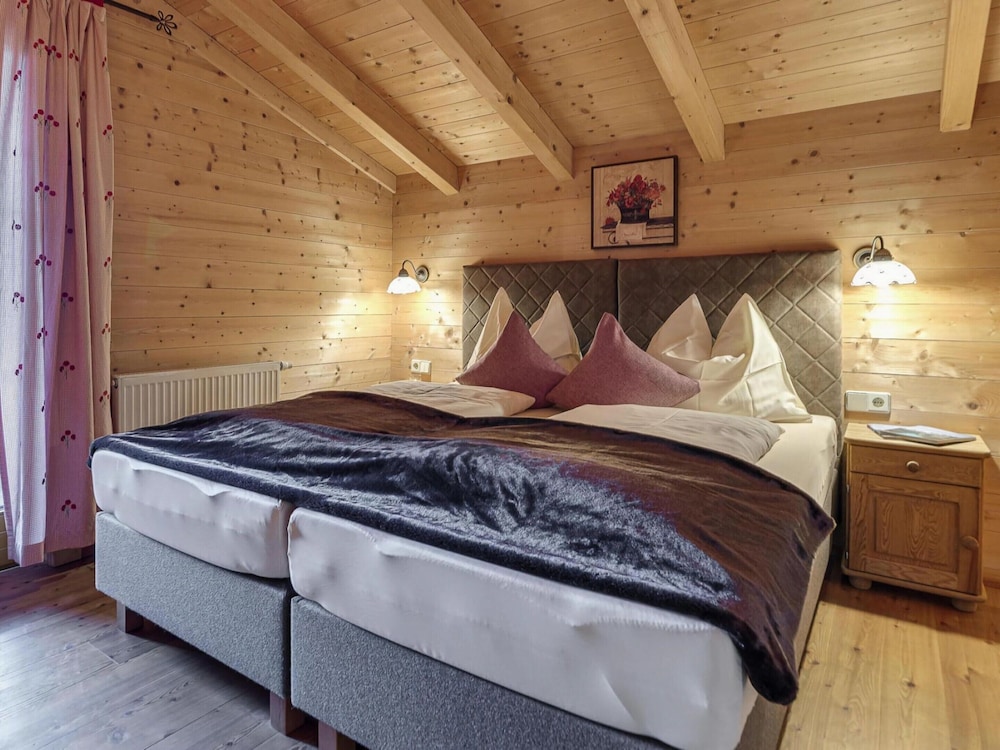 Classic Chalet, 5 Bedrooms photo 1