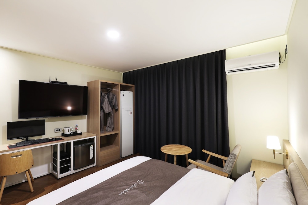 Suite (No.6): Massage chair/Single size spa tub/Free Netflix photo 2