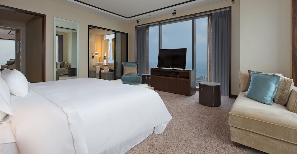Club Suite, 1 Bedroom, Harbor View (Corner) photo 2