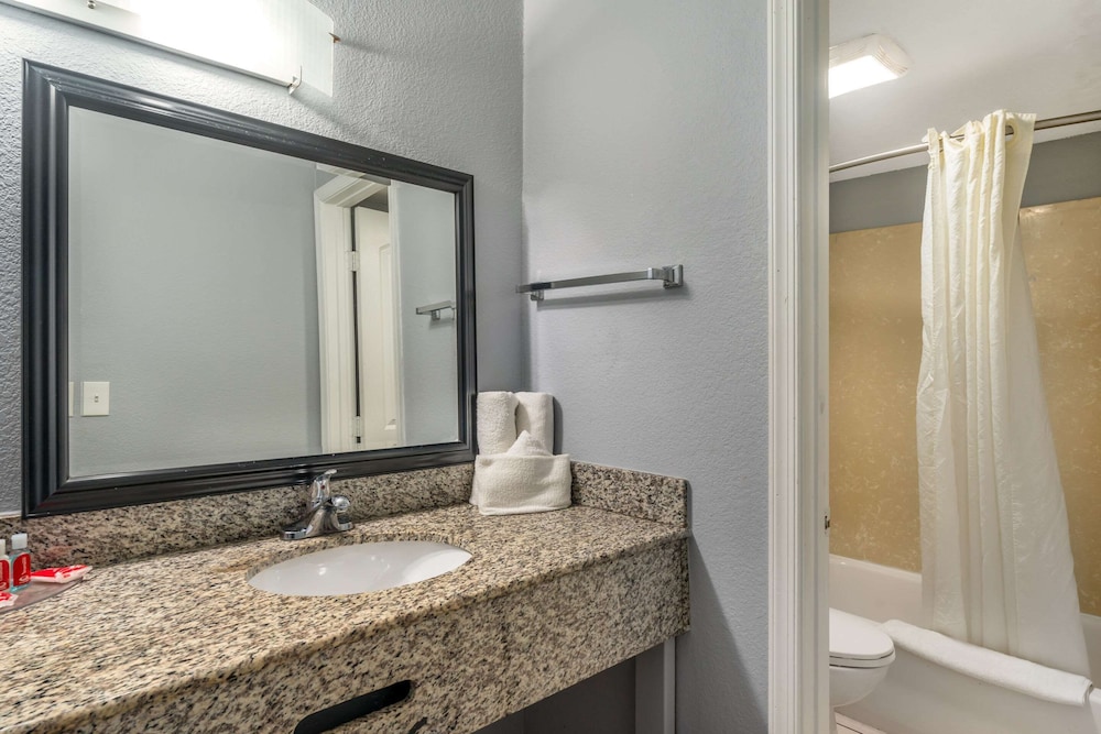 Suite, 1 King Bed, Non Smoking, Hot Tub - Photo 3