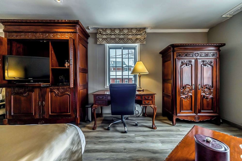 Suite, 1 King Bed, Non Smoking - Photo 4