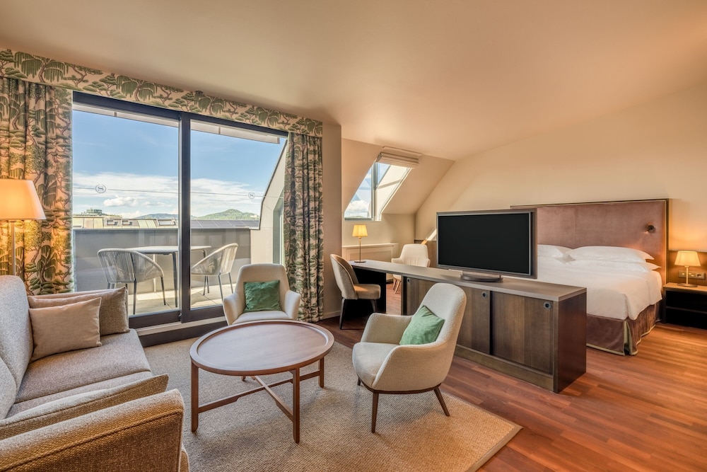 Suite, 1 Bedroom - Photo 1