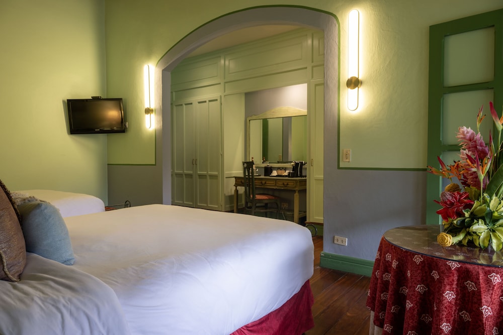 Deluxe Room, 2 Queen Beds photo 2