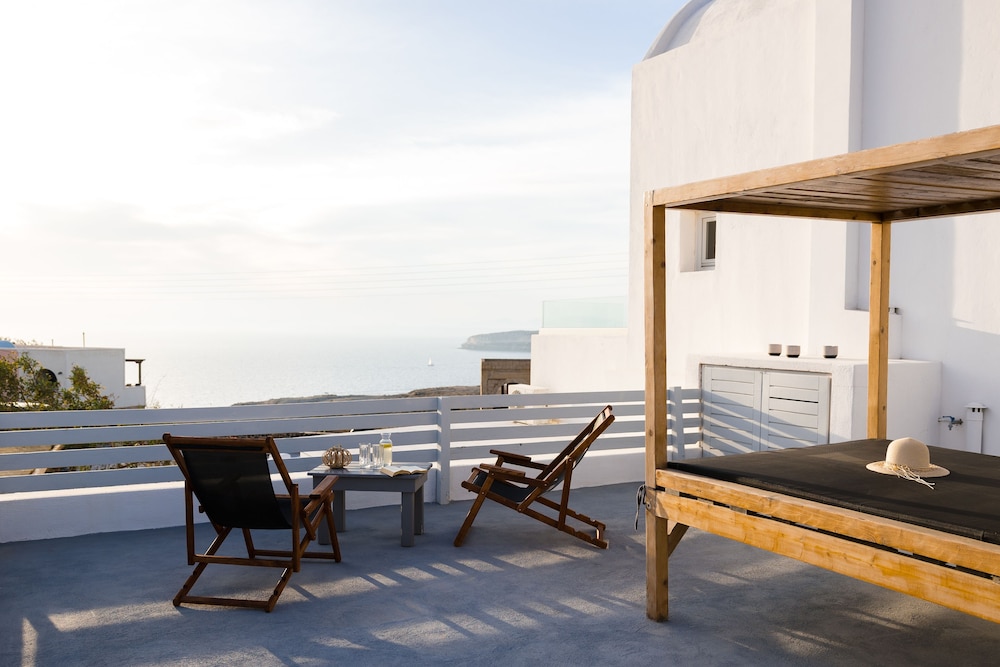 Elegant Suite with indoor jetted tub and sea view - Photo 11