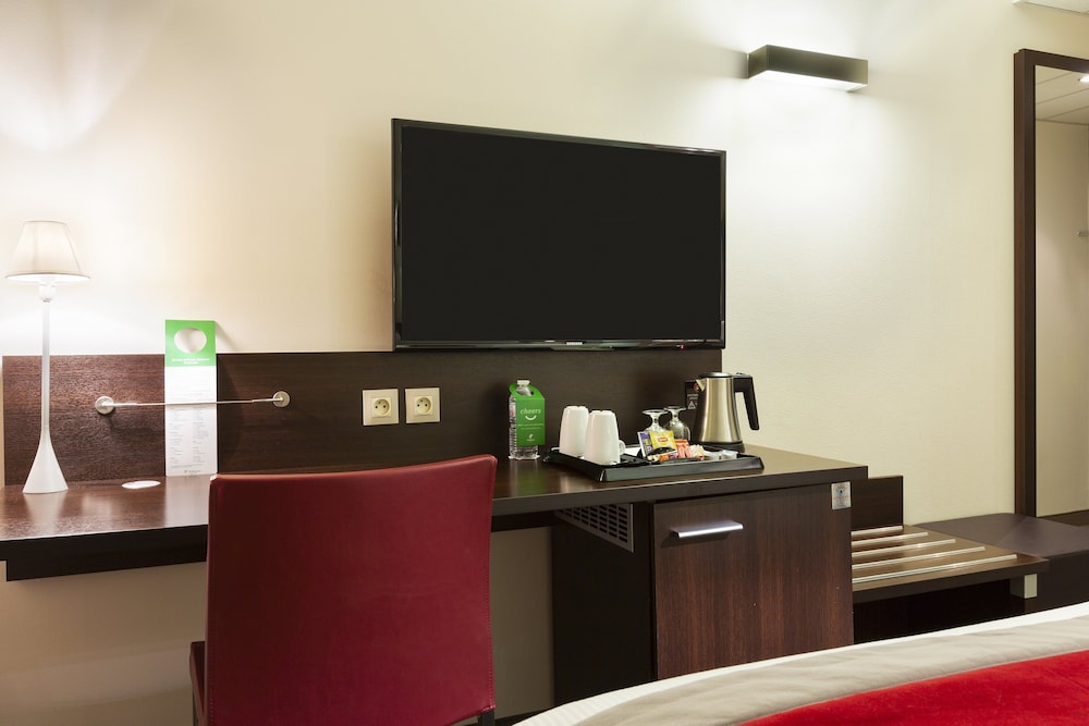 Standard Room, 1 Queen Bed with Sofa bed, Lake View - Photo 3