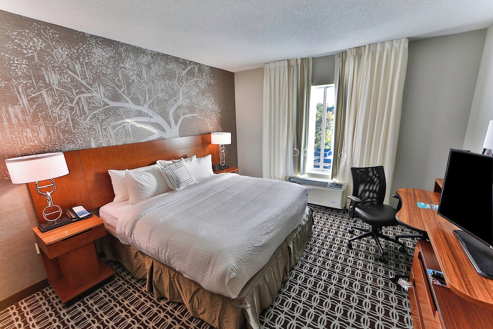 Room, 1 King Bed (Mobility Accessible, Roll-In Shower) photo 2