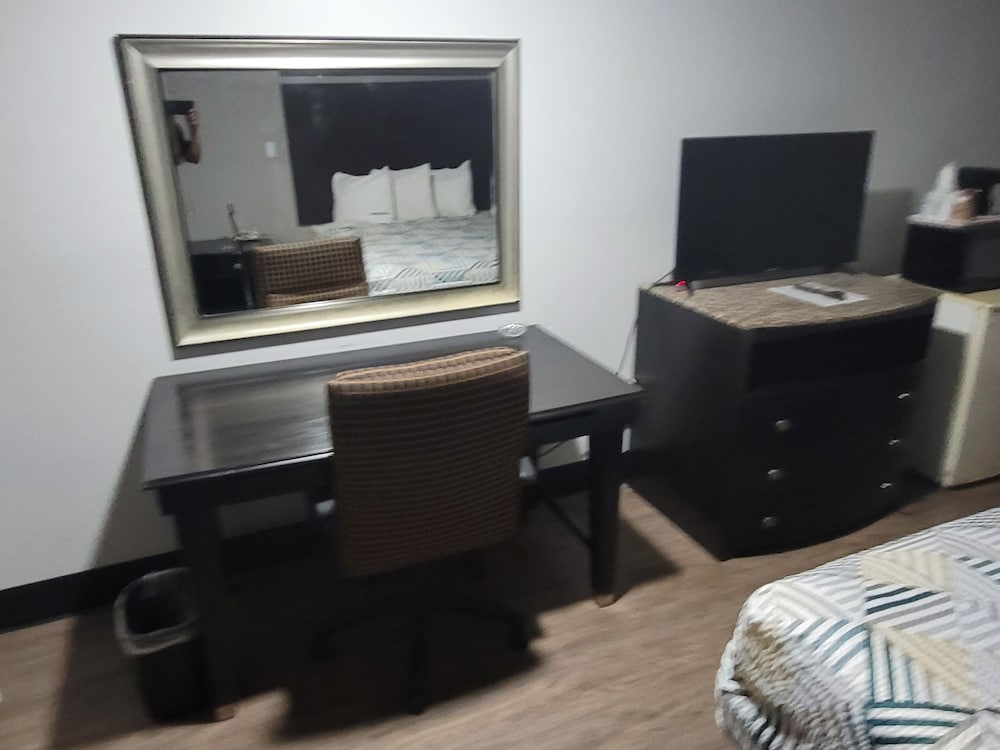 Deluxe Room, 1 King Bed, Non Smoking photo 2