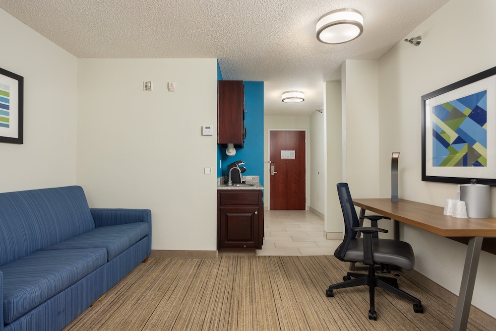 Suite, 1 Bedroom - Photo 1