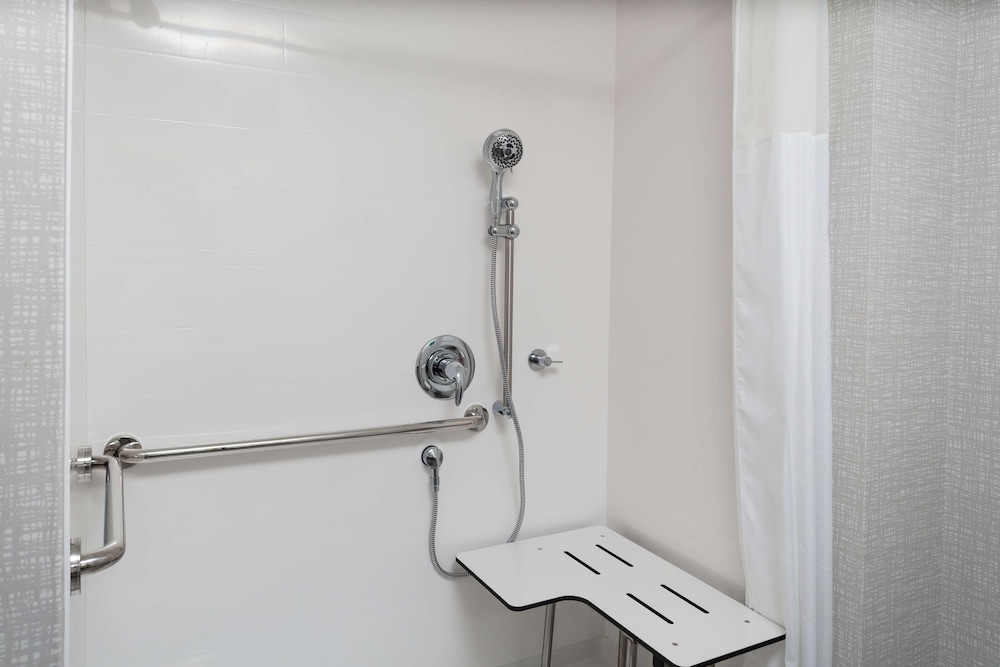 Room, 1 King Bed, Accessible (Roll-In Shower, Mobility & Hearing) - Photo 2