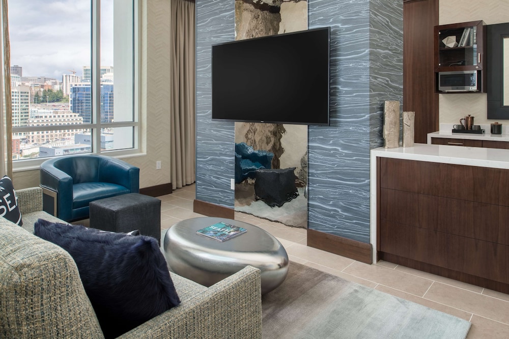 Penthouse, 1 King Bed, Accessible (Water View, Hearing) thumbnail 6