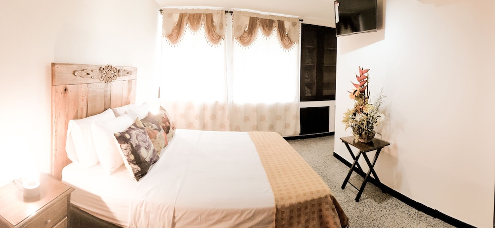 Standard Room, 1 Queen Bed