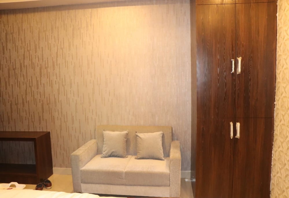 Executive Room - Photo 7