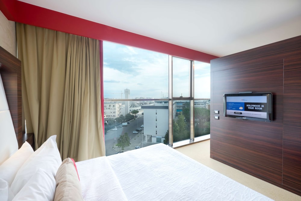 Suite, 1 King Bed thumbnail 6