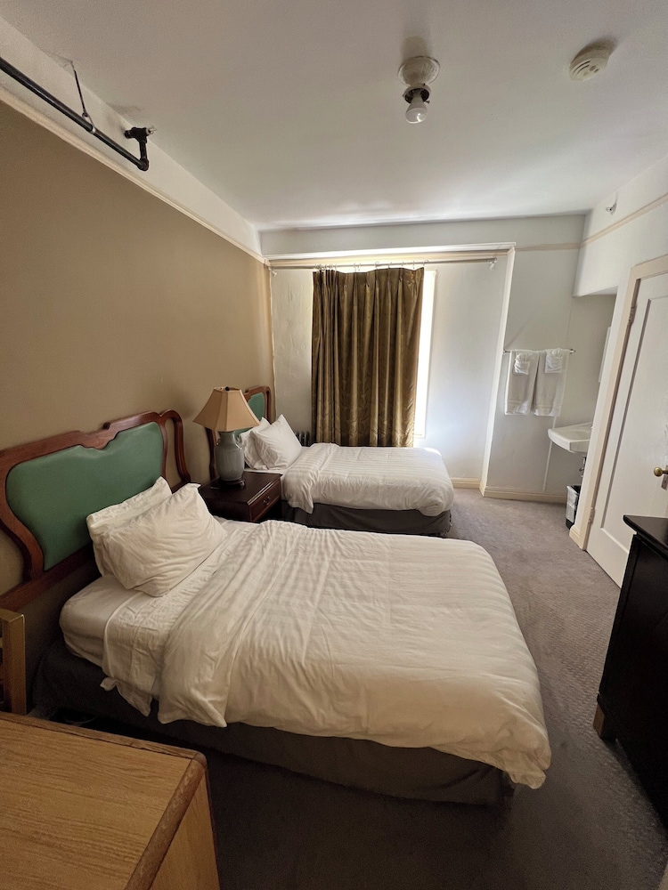 Basic Room, 2 Twin Beds, Shared Bathroom