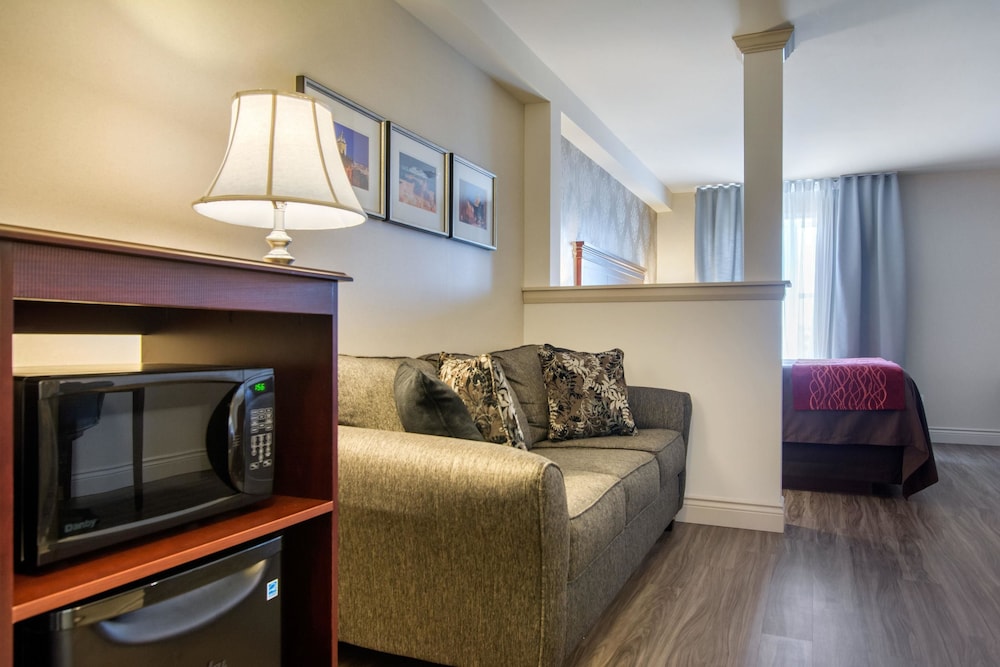 Suite, 1 King Bed, Non Smoking - Photo 3