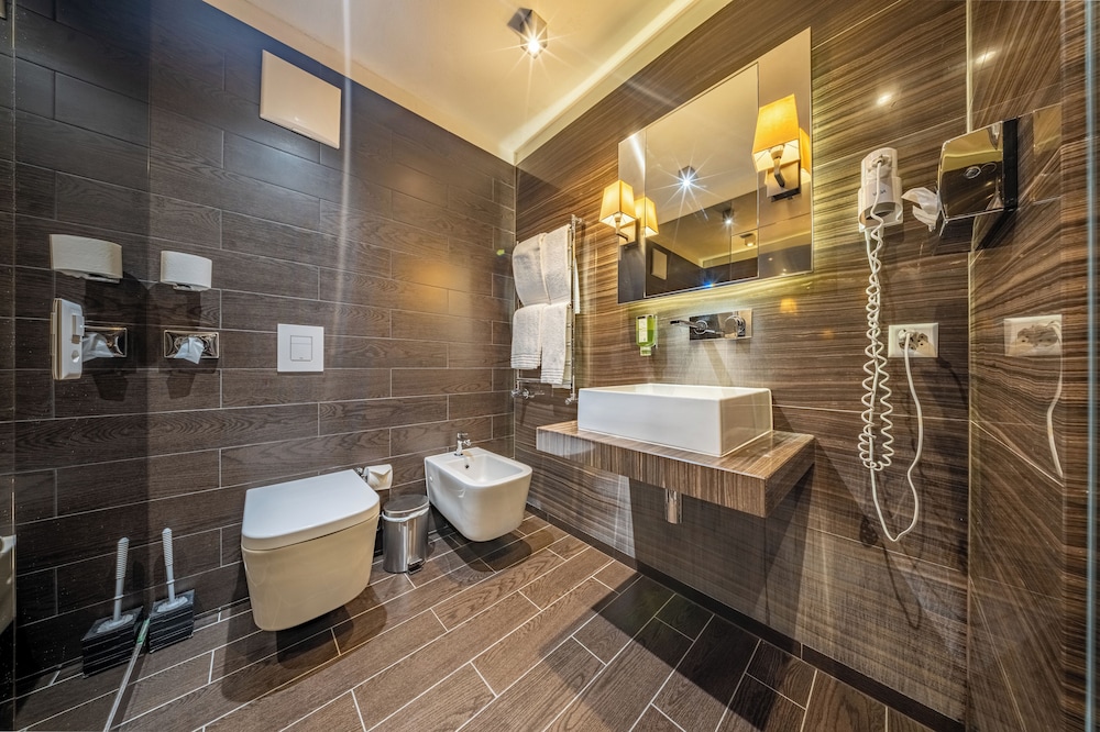 Deluxe Double Room thumbnail 6