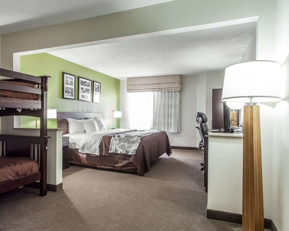 Suite, Multiple Beds, Non Smoking - Photo 10