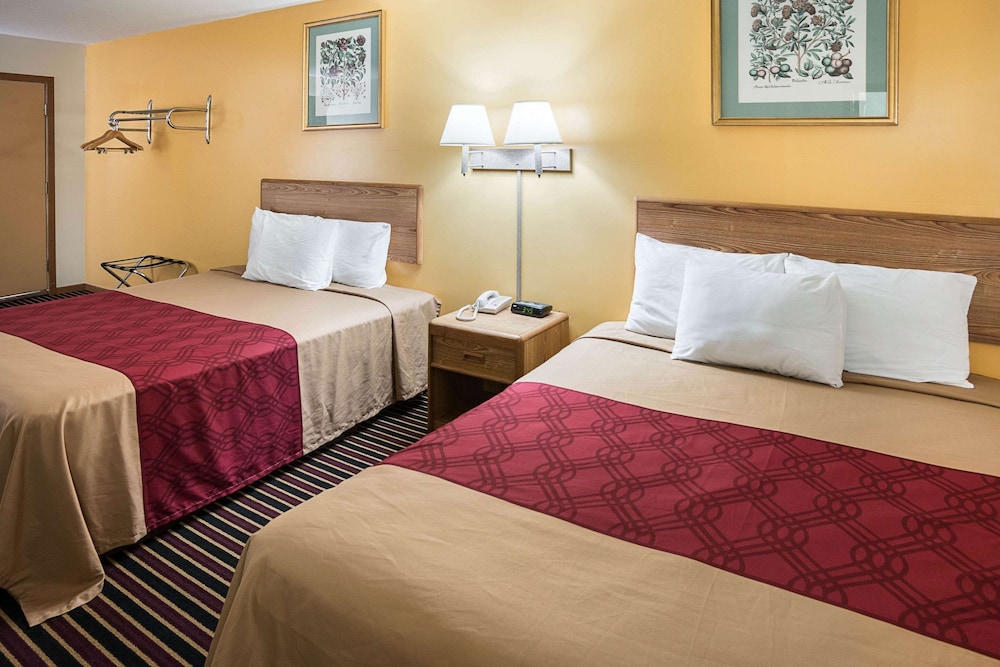 Standard Room, 2 Queen Beds, Refrigerator & Microwave - Photo 2