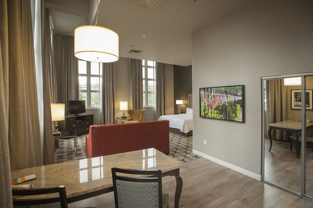 Studio suite, king bed, sofa bed, kitchen, whirlpool tub - Photo 2