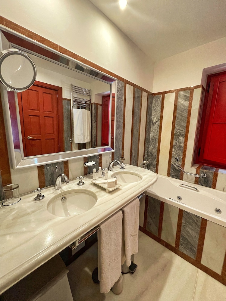 Classic Room, Jetted Tub - Photo 17