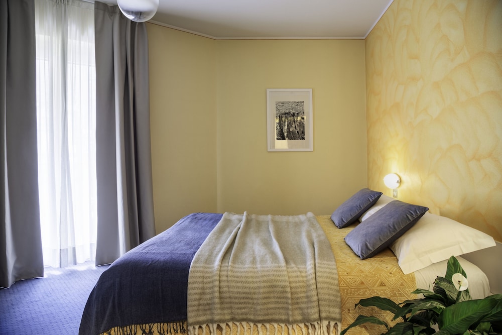 Basic Double or Twin Room, Balcony photo 3