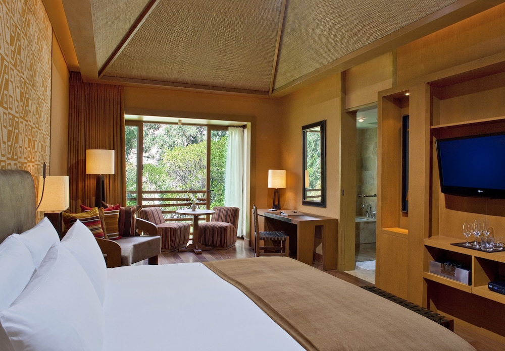 Deluxe Room, 1 King Bed photo 1