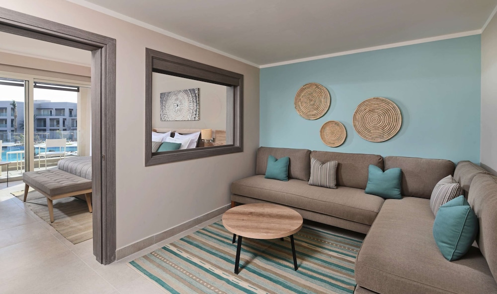 Family Room, Pool View (Deluxe, Queen or Twin) - Photo 2