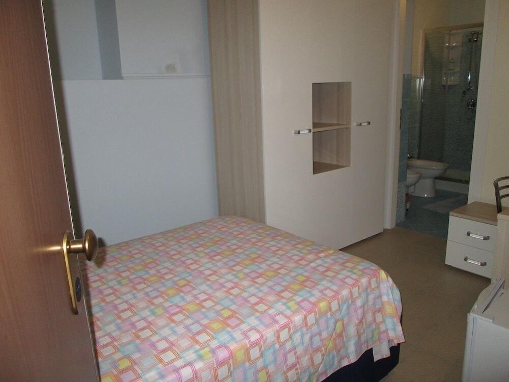 Economy Room, Ensuite