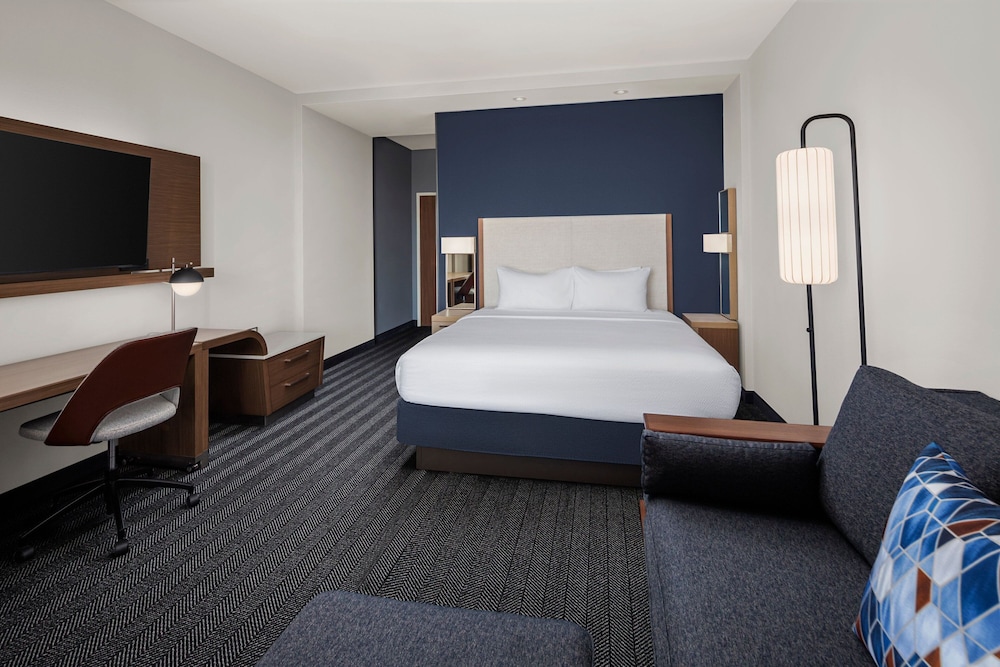 Room, 1 King Bed (Hearing Accessible) photo 3
