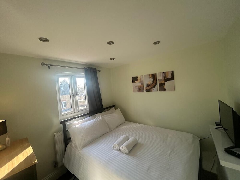Double Room, Shared Bathroom (4)