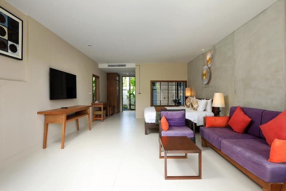 Deluxe Double Room, 1 King Bed, Non Smoking, Pool View photo 2
