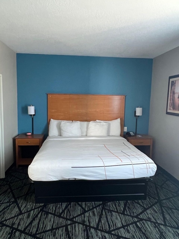 Deluxe Room, 1 King Bed, Non Smoking - Photo 6
