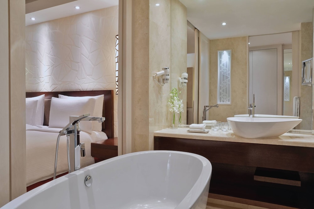 Deluxe Room, 1 King Bed, City View - Photo 3