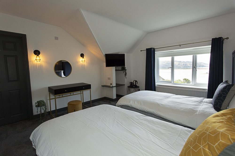 Double or Twin Room, Ensuite, Sea View photo 2