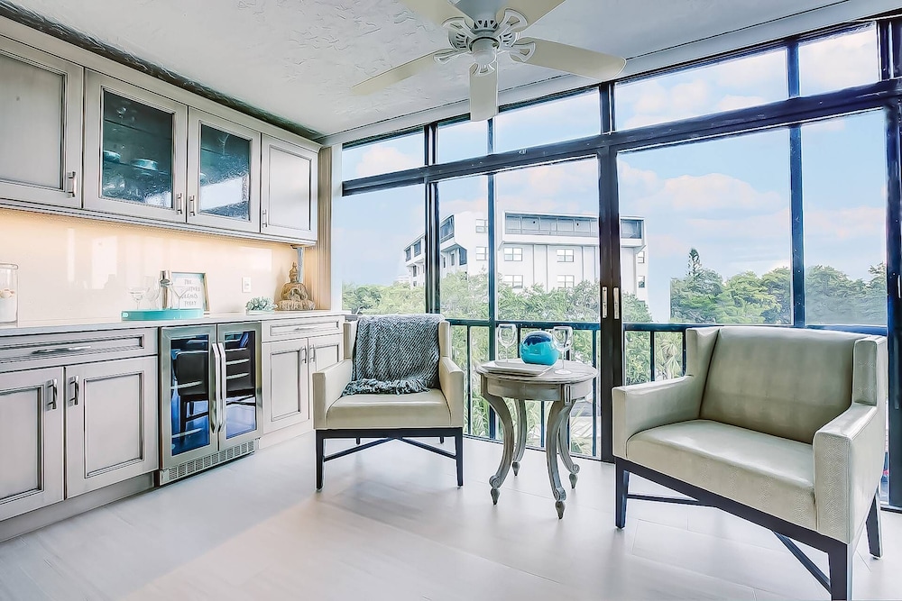 Condo (Harbor Towers Modern 3BR with den)