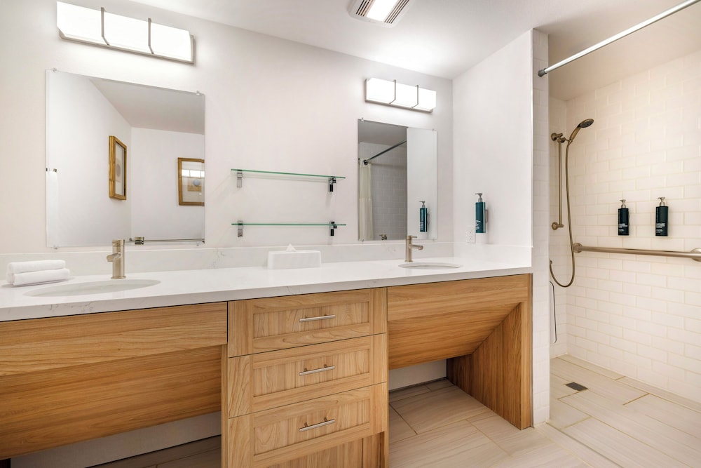 2 Bedroom 1 King 2 Queens Roll-in Shower - Photo 6