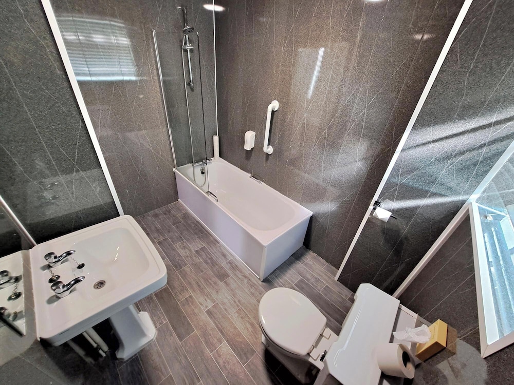 Family Quadruple Room - Photo 4
