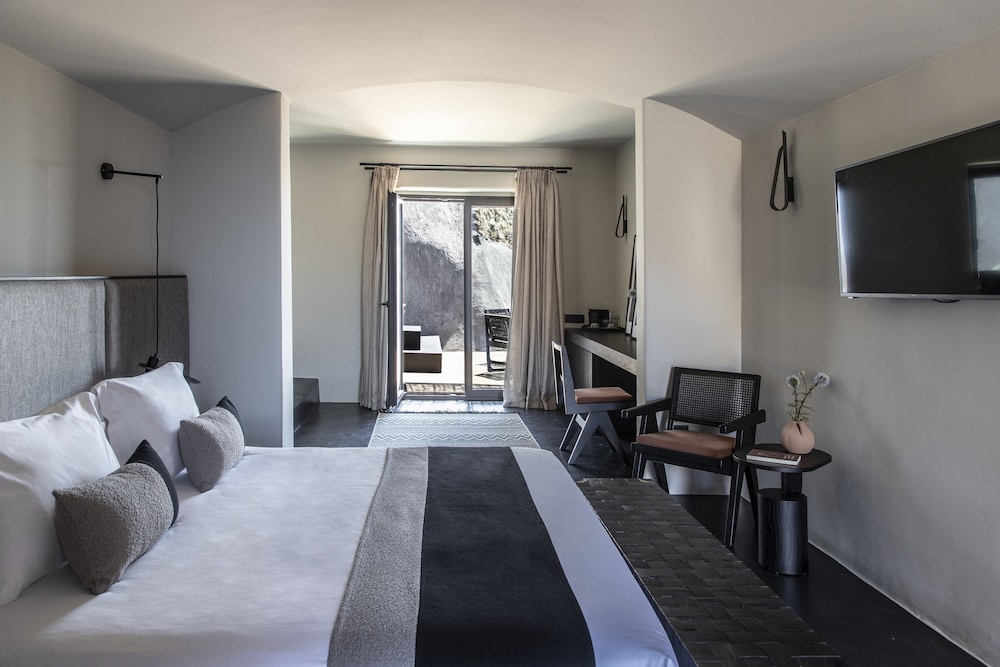 Secret Suite with Infinity Hot tub - Photo 4